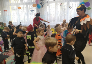przebrane dzieci tańczą wraz z nauczycilkami