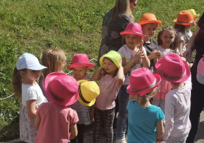 dzieci stoją w kapeluszach