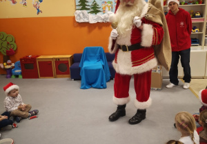 Mikołaj rozmawia z dziećmi