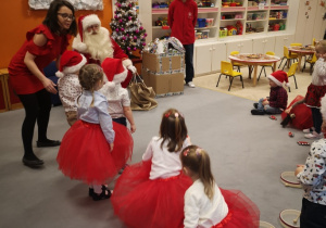 dzieci występują przed Mikołajem,śpiewają piosenkę