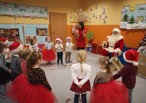dzieci występują przed Mikołajem,śpiewają piosenkę