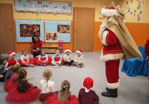 Mikołaj wchodzi do klasy