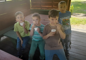 dzieci z gr.6 jedzą lody