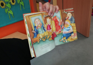 dzieci oglądają książkę