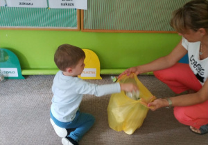 dzieci segregują śmieci