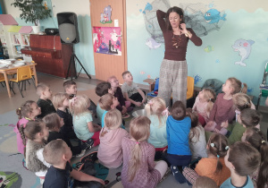 dzieci słuchają opowiadania
