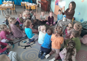 dzieci oglądają misę