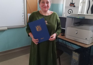 Pani Małgorzata otrzymuje dyplom