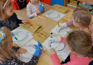 dzieci rysują bakterie na zębach