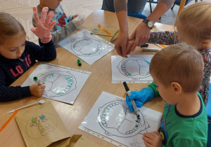 dzieci rysują bakterie na zębach