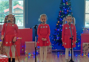 trzy dziewczynki śpiewają