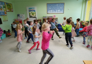 dzieci w rozsypce tańczą