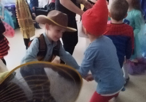 dziecko krasnal tańczy z dzieckiem kowbojem