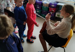 Dzieci oglądają instrument muzyczny