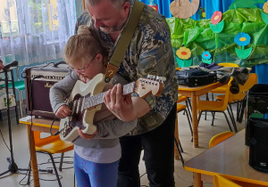 Dziewczynka gra na gitarze