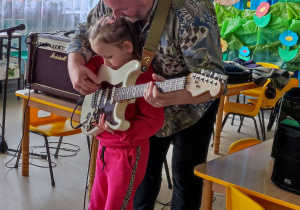 Dziewczynka gra na gitarze