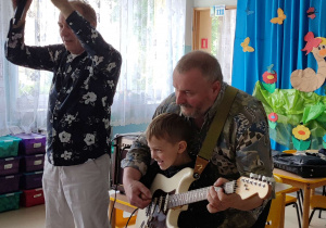 Chłopiec gra na gitarze