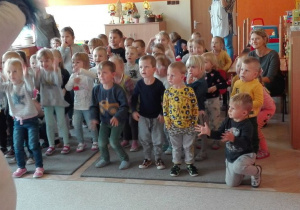 dzieci tańczą z jednorożcem