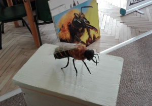 Duża sylweta pszczoły