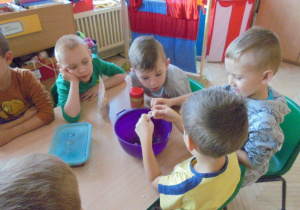 dzieci kruszą wafle
