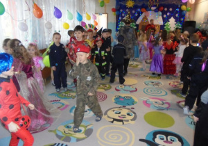 żołnierz i inne dzieci tańczą