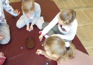 dzieci grają w pchełki