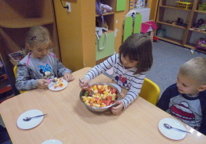dzieci robią sałatkę owocową