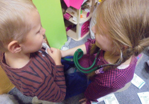 dzieci badają się stetoskopem