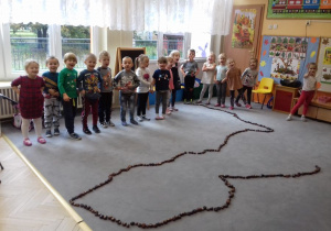 dzieci zbudowały węża z kasztanów
