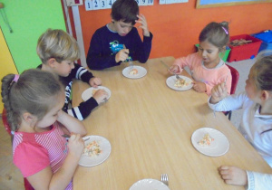dzieci jedzą sałatkę warzywna - ale pycha