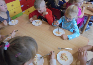 dzieci jedzą sałatkę