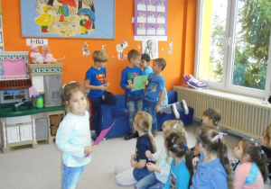 dzieci czytają manifest w różnych językach