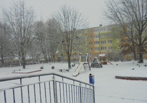 ogród przedszkolny przykryty śniegiem