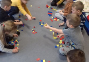 dzieci układają figury geometryczne